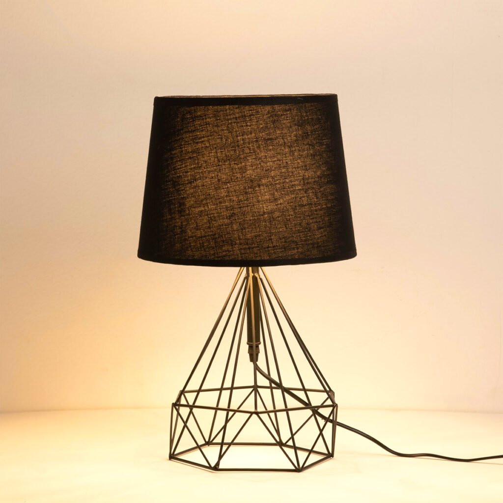 أباجورة أسود من أريبا بإضاءة واحدة